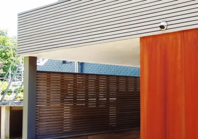 Modernité et design pour ce pool house en acier Corten