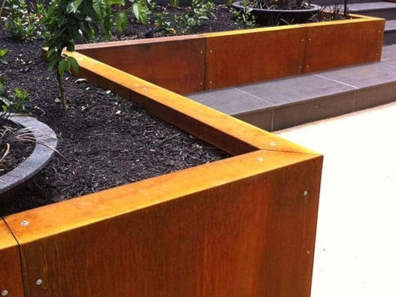 Décorez votre extérieur avec des bacs en acier corten