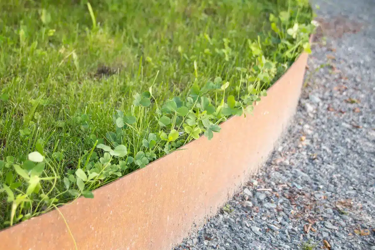 bordure en acier corten pour l'aménagement de jardin