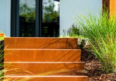 L’acier Corten pour un aménagement de jardin original et réussi